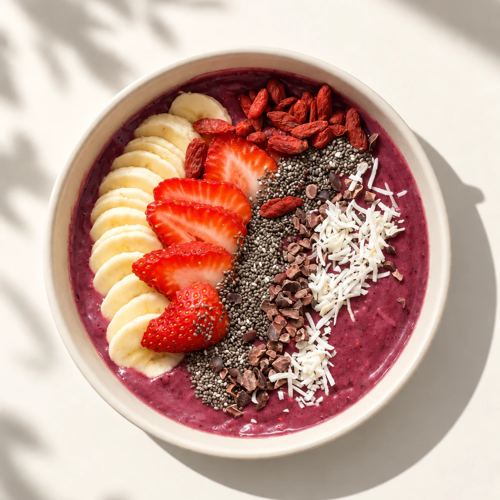 Bowl de frutas con fresas, banano, chía y coco