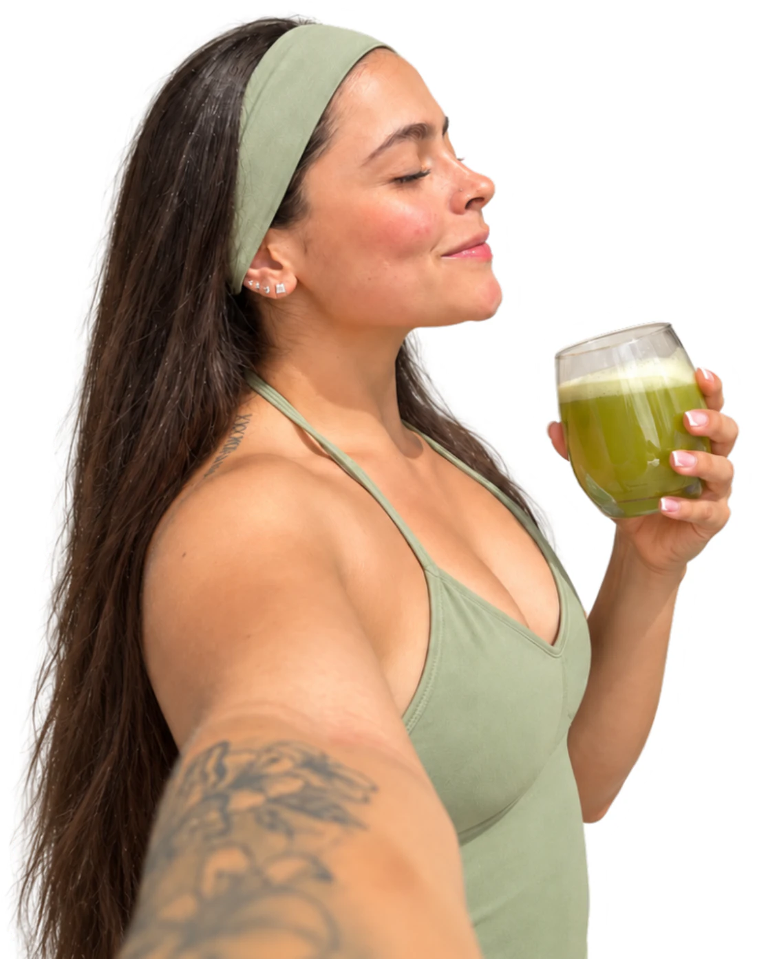 Valeria sonriendo con un jugo verde en la mano